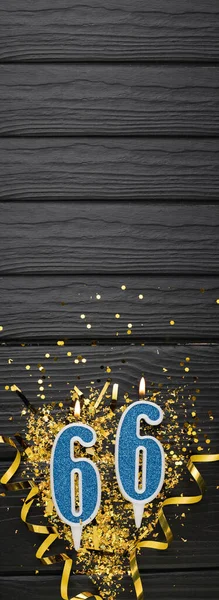Nummer Blauwe Viering Kaars Gouden Confetti Donkere Houten Ondergrond 66E — Stockfoto