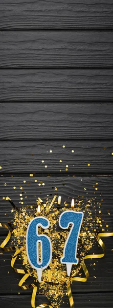 Número Vela Celebração Azul Confete Ouro Fundo Madeira Escura Cartão — Fotografia de Stock