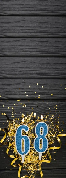 Номер Голубая Праздничная Свеча Золотые Конфетти Темном Деревянном Фоне День — стоковое фото