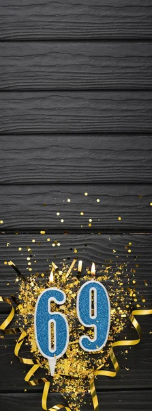 Numero Candela Blu Celebrazione Confetti Oro Sfondo Legno Scuro 69Esimo — Foto Stock