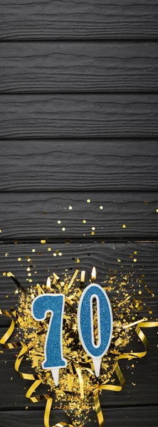 Nummer Blauwe Viering Kaars Gouden Confetti Donkere Houten Ondergrond 70E — Stockfoto