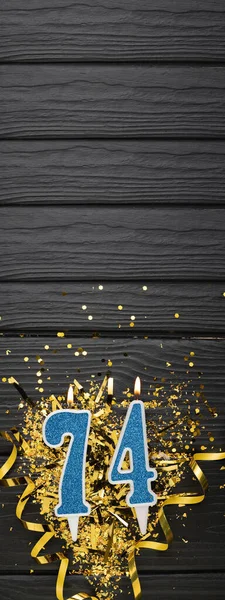 Nummer Blauwe Viering Kaars Gouden Confetti Donkere Houten Achtergrond 74E — Stockfoto