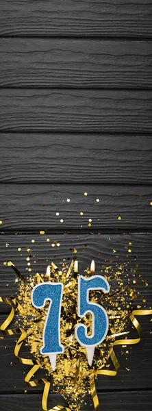Nummer Blauwe Viering Kaars Gouden Confetti Donkere Houten Achtergrond 75Ste — Stockfoto