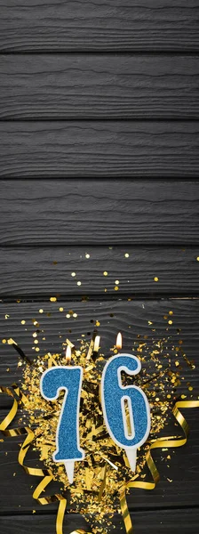 Vela Celebración Azul Número Confeti Dorado Sobre Fondo Madera Oscura — Foto de Stock