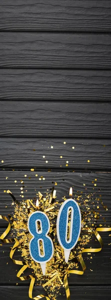 Vela Celebración Azul Número Confeti Dorado Sobre Fondo Madera Oscura — Foto de Stock
