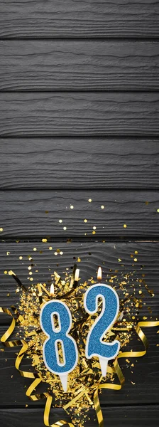 Nummer Blauwe Viering Kaars Gouden Confetti Donkere Houten Achtergrond 82Ste — Stockfoto