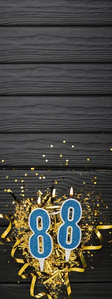 Nummer Blauwe Viering Kaars Gouden Confetti Donkere Houten Ondergrond 88E — Stockfoto