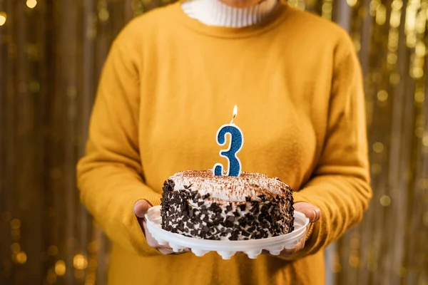 3岁生日女人拿着生日蛋糕和点燃的蜡烛3号在装饰的背景下 在家里庆祝生日 复制空间 — 图库照片