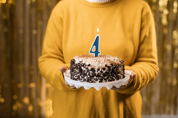 4岁生日 女人举行生日蛋糕与燃烧蜡烛4号背景装饰 在家里庆祝生日 复制空间 — 图库照片