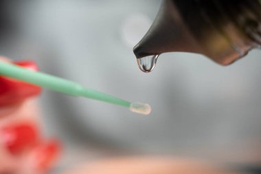 Mikro fırçalarda kirpiklerin çıkarılması ve temizlenmesi, kirpik uzatma prosedürünün hazırlanması, kapatın. kaplama ve eklentiler. Macroshot