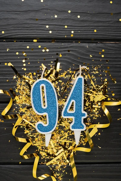 Nummer Blauwe Viering Kaars Gouden Confetti Donkere Houten Ondergrond 94E — Stockfoto