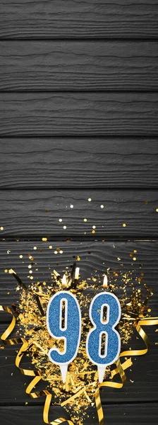 Nummer Blå Feiring Stearinlys Gullkonfetti Mørk Trebakgrunn Bursdagskort Årsdag Bursdagskonsept – stockfoto