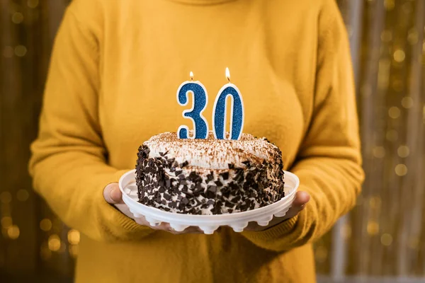 女人拿着生日蛋糕 点着30号蜡烛 背对着装饰好的背景 在家里庆祝生日 复制空间 — 图库照片