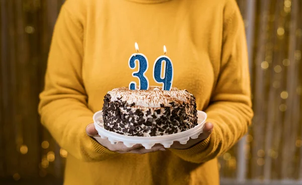 庆祝生日的时候 女人手里拿着一个有39支蜡烛的美味蛋糕 生日假期派对的人的概念 靠近点 — 图库照片