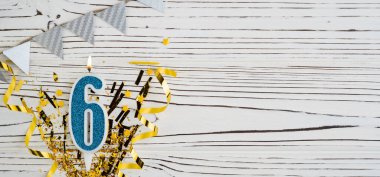 Beyaz ahşap arka planda 6 numaralı mavi kutlama mumu. Mutlu doğum günü mumları. Doğum günü, yıldönümü, önemli tarih, tatil kavramı. Uzayı kopyala Pankart