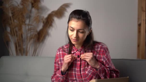 Joven Blogger Hispana Mostrando Cosméticos Frente Cámara Para Grabar Video — Vídeo de stock