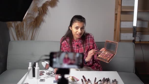 Blogueuse Beauté Femme Vlogger Filmant Quotidiennement Tutoriel Routine Maquillage Montrant — Video