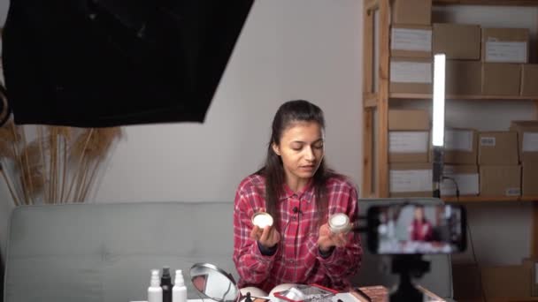 Młoda Kobieta Przedsiębiorca Pracujący Blogger Prezentuje Produkty Kosmetyczne Podczas Transmisji — Wideo stockowe