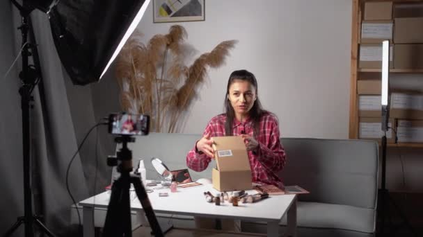 Vídeo Desboxeo Muchacha Latina Emocionada Desempacando Paquete Con Nuevos Cosméticos — Vídeos de Stock