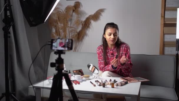 Dünyası Sosyal Medya Kavramını Etkiliyor Genç Güzel Bir Kadın Profesyonel — Stok video
