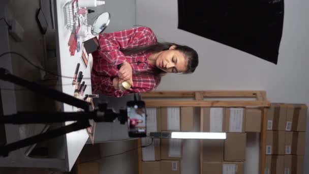 Blogueuse Femme Avec Produit Examen Caméra Parlante Enregistrement Vidéo Direct — Video