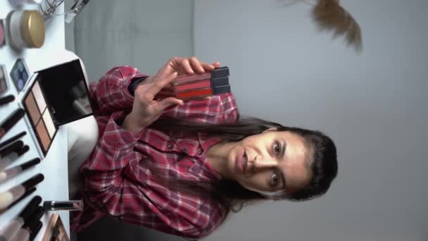 Spanyol Asıllı Kızı Etkilemek Için Canlı Yayın Kozmetik Ürünleri Eleştirisi — Stok video