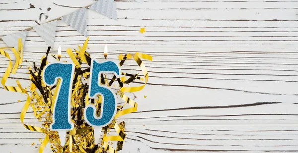 Nummer Blauwe Viering Kaars Witte Houten Achtergrond Met Gouden Folie — Stockfoto