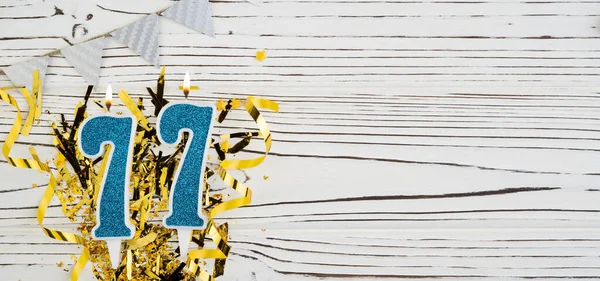 Nummer Blauwe Viering Kaars Witte Houten Achtergrond Met Gouden Folie — Stockfoto