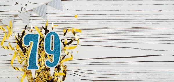 Nummer Blauwe Feestkaars Witte Houten Ondergrond Met Gouden Folie Begrepen — Stockfoto