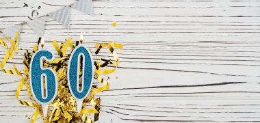 Mavi mum numarası, altmış numara. Altmış yazılı doğum günü tebrik kartı. Yıldönümü konsepti. Üst Manzara. Tahta beyaz arka planda rakam. Sayısal rakam, kutlama etkinliği. Boşluğu kopyala