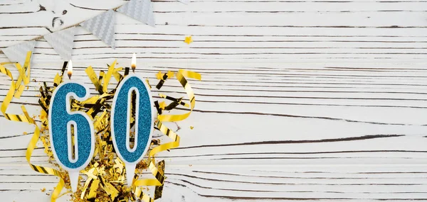 Mavi mum numarası, altmış numara. Altmış yazılı doğum günü tebrik kartı. Yıldönümü konsepti. Üst Manzara. Tahta beyaz arka planda rakam. Sayısal rakam, kutlama etkinliği. Boşluğu kopyala