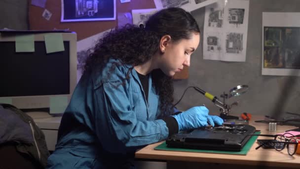ノートパソコンを修理する 女性修理工はノートを分解し 冷却システムを掃除します コンピュータファンのほこりや汚れ スペースのコピー — ストック動画