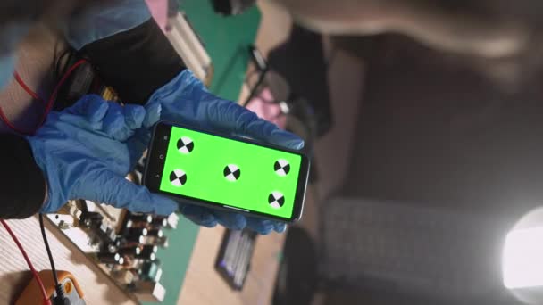 Nahaufnahme Einer Elektronikerin Die Ein Smartphone Mit Grünem Bildschirm Attrappe — Stockvideo