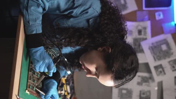女工程师做计算机主板焊接 硅微晶片 半导体 把注意力集中在双手上 电子维修服务的概念 垂直录像 — 图库视频影像