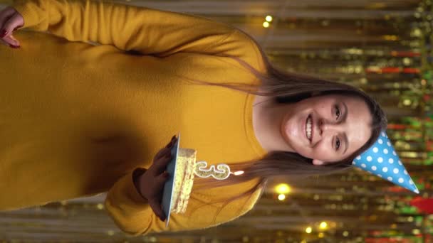 Piękna Młoda Szczęśliwa Kobieta Stojąca Nad Złotym Tłem Trzymająca Tort — Wideo stockowe