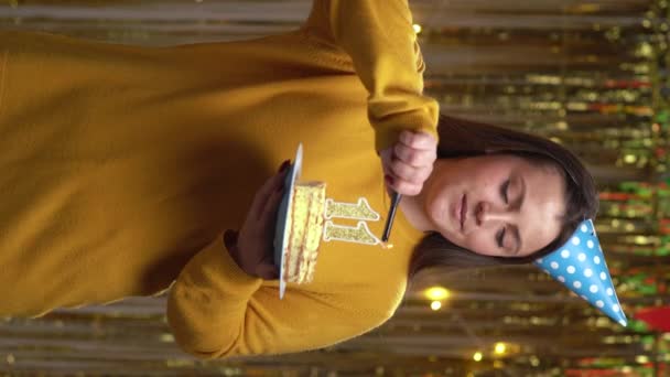 Kobieta Zapala Świeczki Numer Torcie Urodzinowym Zapalniczką Uśmiechnięta Dziewczyna Trzyma — Wideo stockowe