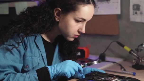 Engineer Vrouw Reparaties Laptop Ondersteuning Vaststelling Notebook Computer Werkplaats Elektronische — Stockvideo