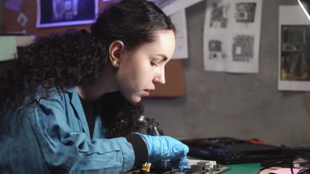 Mladá Žena Opravuje Počítačový Hardware Servisní Dílně Kontroluje Základní Desku — Stock video