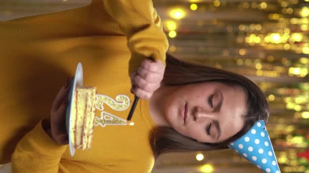 Femme Allumant Numéro Bougies Sur Gâteau Anniversaire Avec Briquet Fille — Video
