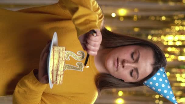 Kobieta Zapala Świeczki Numer Torcie Urodzinowym Zapalniczką Uśmiechnięta Dziewczyna Trzyma — Wideo stockowe