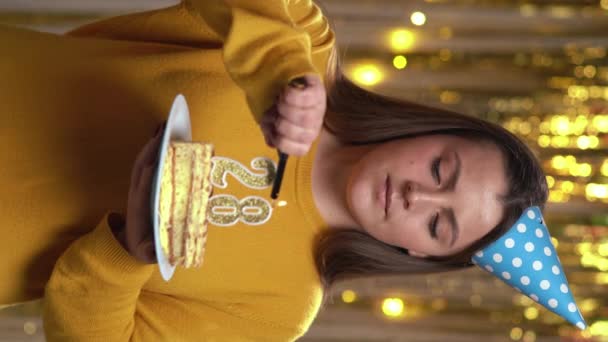 Жінка Запалює Свічок День Народження Торта Запальничкою Усміхнена Дівчина Тримає — стокове відео