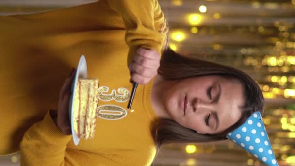 Mujer Encendiendo Número Velas Pastel Cumpleaños Con Encendedor Chica Sonriente — Vídeos de Stock
