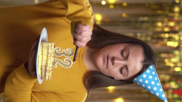 Doğum Günü Pastasında Numaralı Mumları Çakmakla Yakan Kadın Gülümseyen Kız — Stok video