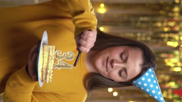 Doğum Günü Pastasında Numaralı Mumları Çakmakla Yakan Kadın Gülümseyen Kız — Stok video