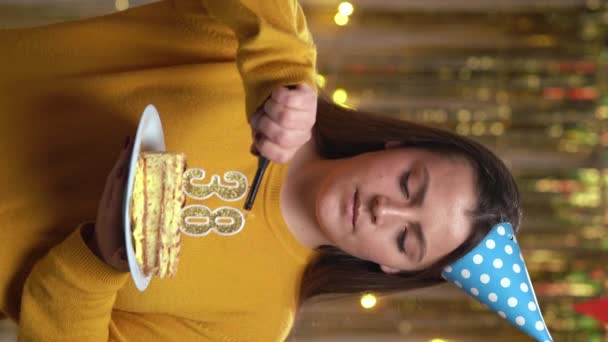 女性の照明番号38ライターで誕生日ケーキのキャンドル 誕生日ケーキを持っている笑顔の女の子とパーティーでカメラを見て Pov 垂直ビデオ — ストック動画
