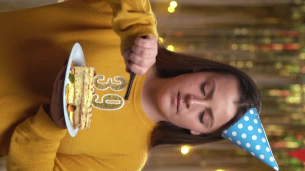Жінка Запалює Свічок День Народження Запальничкою Усміхнена Дівчина Тримає Торт — стокове відео