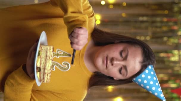 Красивая Счастливая Молодая Женщина Свитере Тортом День Рождения Номер Золотые — стоковое видео