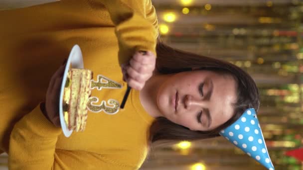 Belle Jeune Femme Heureuse Portant Chandail Tenant Gâteau Anniversaire Numéro — Video