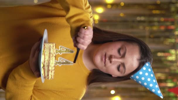 Linda Jovem Mulher Feliz Vestindo Suéter Segurando Número Bolo Aniversário — Vídeo de Stock