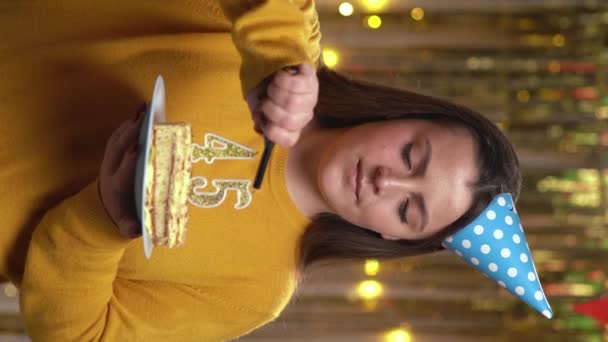 Schöne Glückliche Junge Frau Pullover Mit Geburtstagstorte Nummer Goldenen Kerzen — Stockvideo